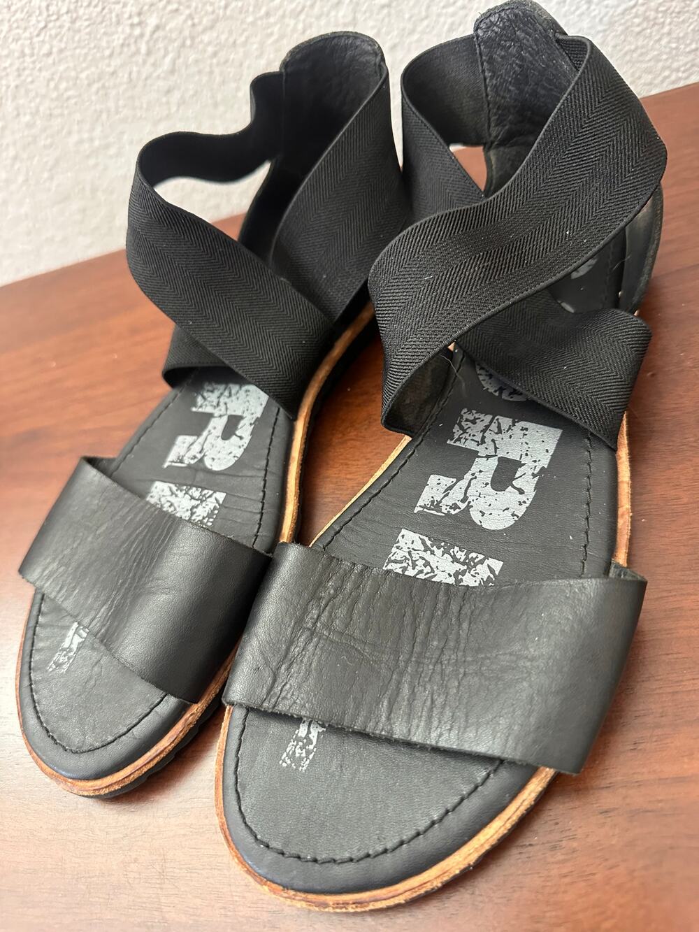 SOREL Ella Sandals 7.5 Black Leather Elastic Crisscross Strappy Flats